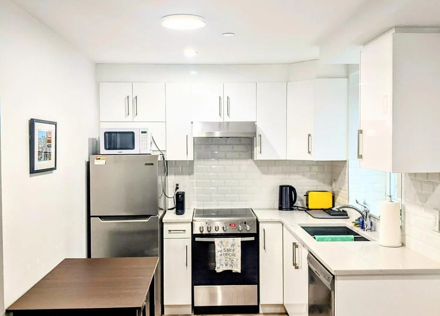 2 Bedrooms Free Parking Central Location Vancouver Canada