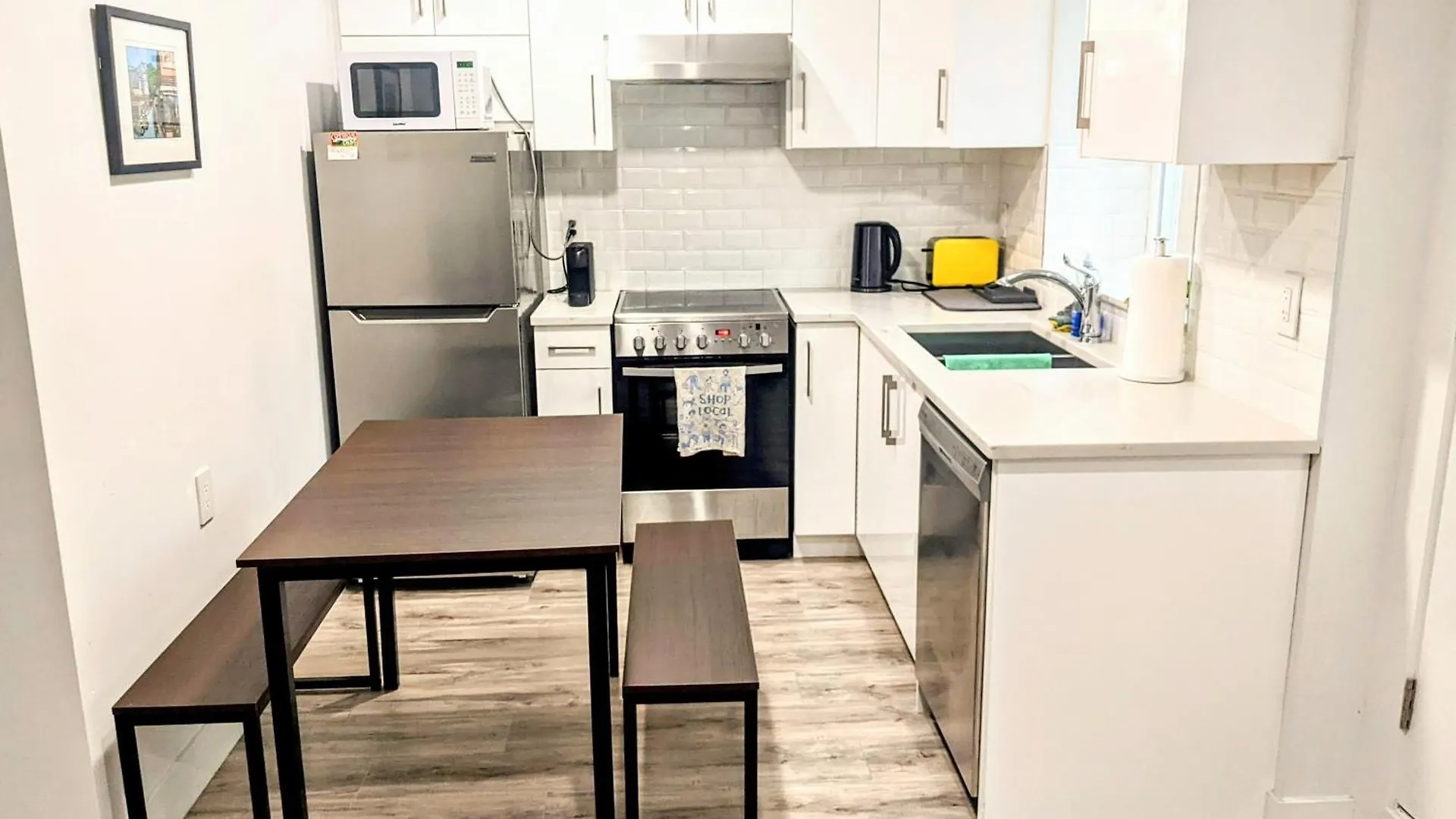 Apartment 2 Bedrooms Free Parking Central Location Vancouver Canada